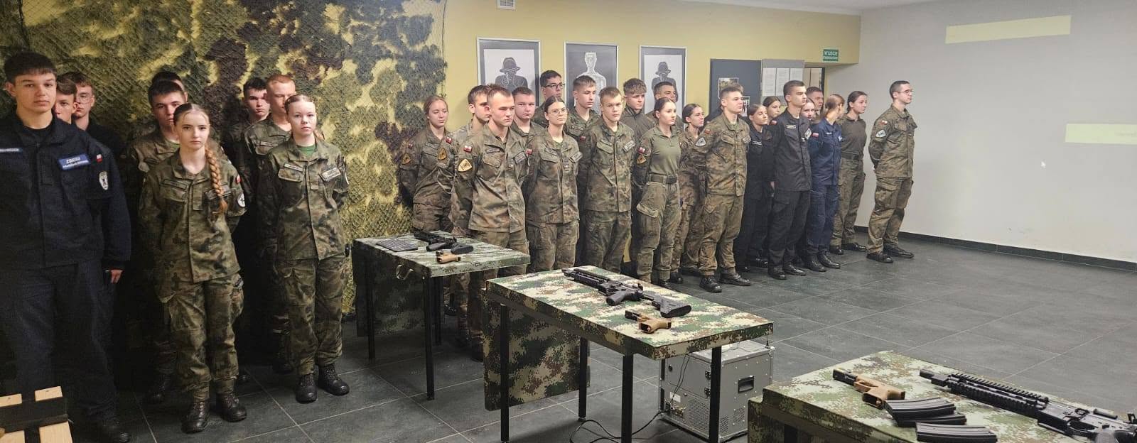 Uczniowie klas mundurowych ZSEiU